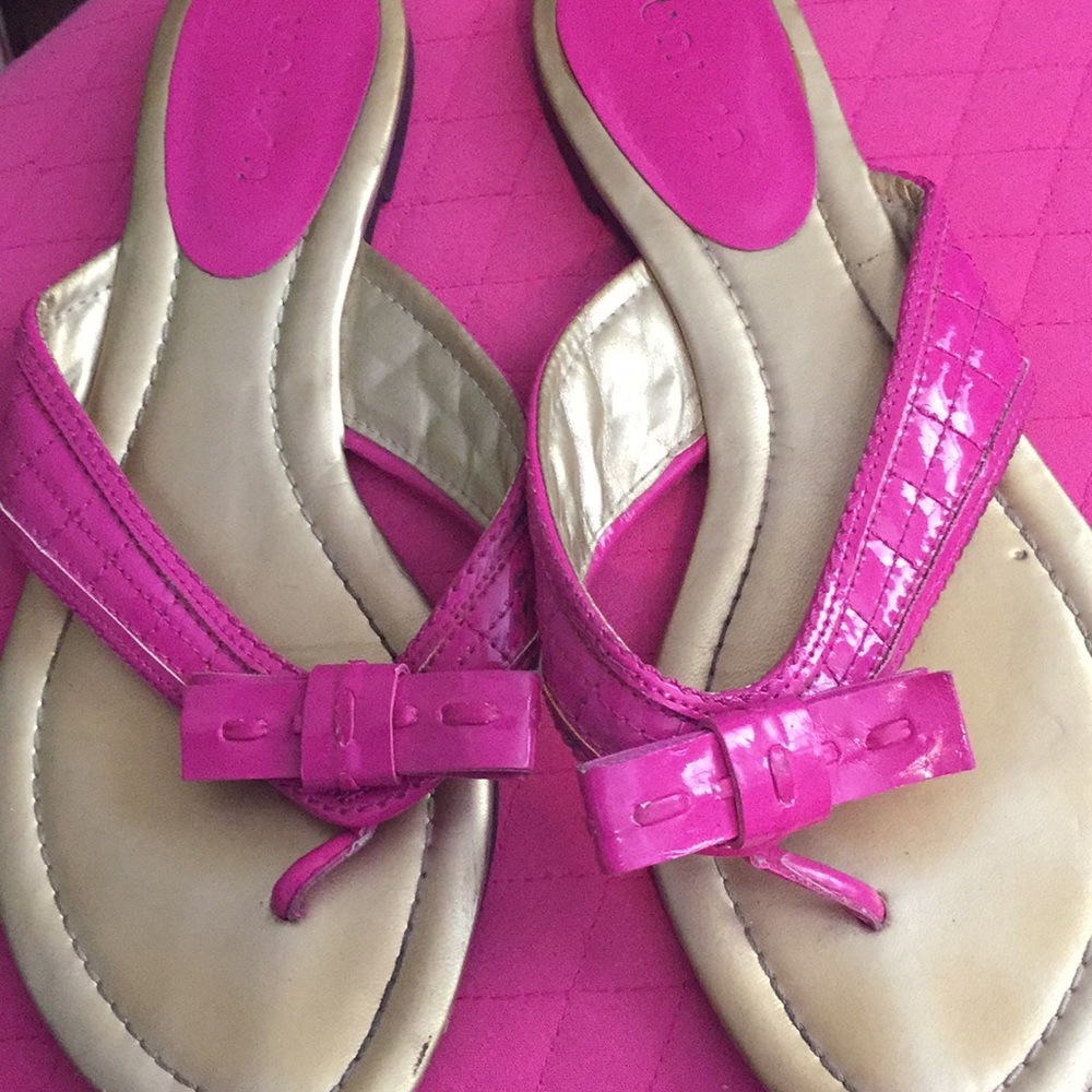 Adorable pink bow flip flops